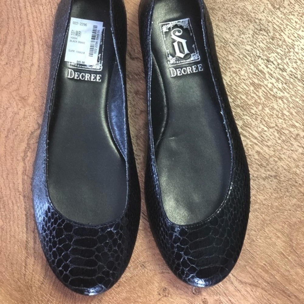 NWT Decree Flats‎